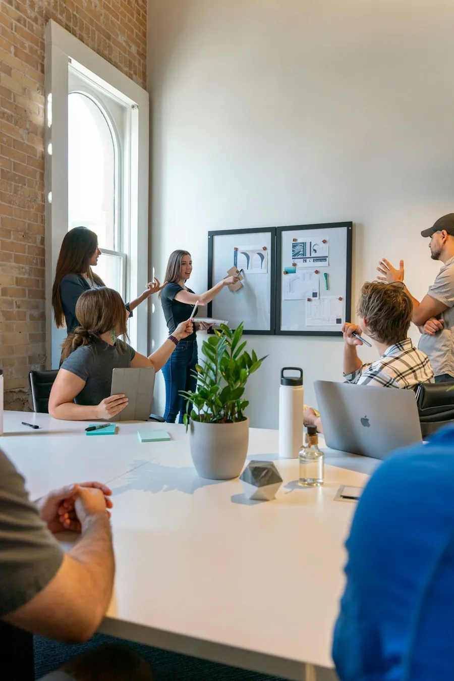 Equipe reunida em um workshop diante de um quadro